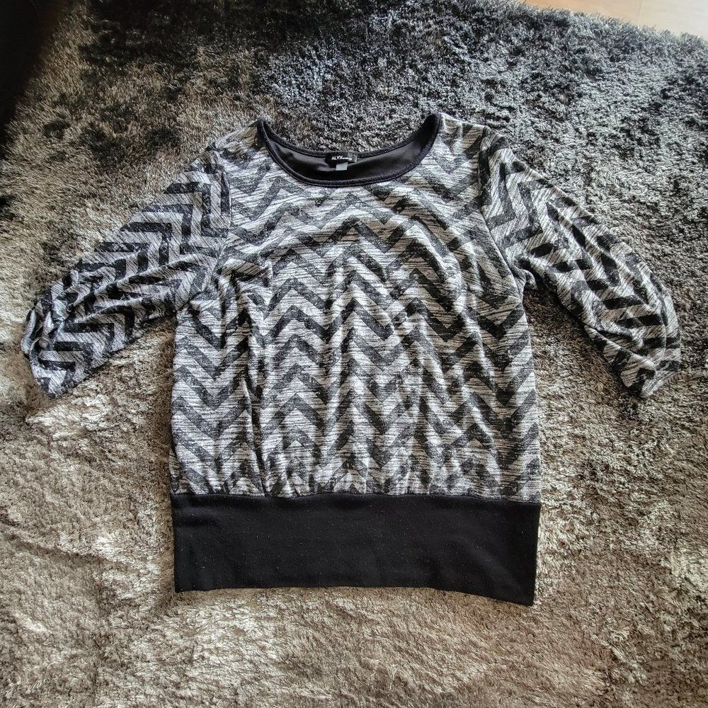 Women's Alyx Chevron Black Grey Blouse Soft Banded Bottom Fits like a 1X